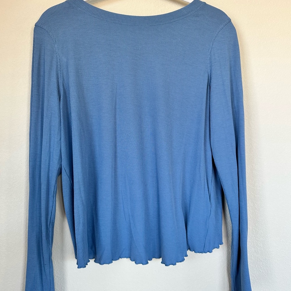 Size Medium Joy Lab Athletic top.